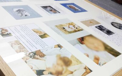 Un cadeau pour maman : les faire-part de naissance de ses petits-enfants réunis dans un tableau encadré