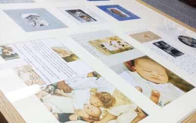 Un cadeau pour maman : les faire-part de naissance de ses petits-enfants réunis dans un tableau encadré